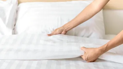कभी पीली नहीं पड़ेगी आपकी सफेद बेडशीट  ऐसे बनाए रखें सालों साल चमक  white bed sheet cleaning