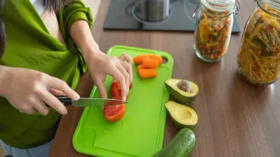 क्या आप भी किचन में करती हैं प्लास्टिक चॉपिंग बोर्ड का इस्तेमाल  नुकसान जानकर हो जाएंगी हैरान  chopping board use