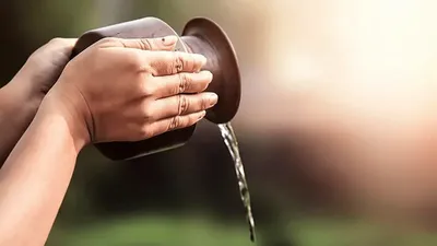 सूर्य देवता को करना है प्रसन्‍न तो जल में मिलाएं ये आवश्‍यक सामग्री  offer water to lord surya