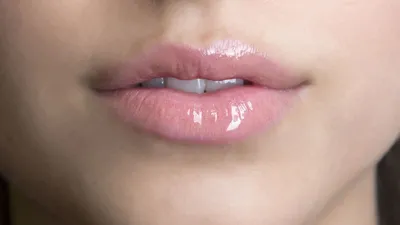 अपने रूखे होठों को भी बनाएं ग्लॉसी  इन बेहतरीन लिप बाम को करें इस्तेमाल  lip balm for glossy lip