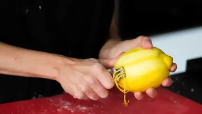 नींबू के छिलकों का खाने और ड्रिंक्स में इन 5 तरीकों से करें इस्तेमाल  lemon peels uses