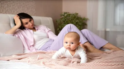जानिए क्या होते हैं बेबी ब्लूज और इससे कैसे निपटें  baby blues after pregnancy