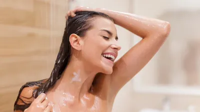 ठंडा या गर्म  जानिए नहाने के लिए कौन सा पानी है त्वचा के लिए फायदेमंद  hot shower vs cold shower for skin