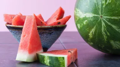 सिर्फ 5 मिनट में ऐसे करें केमिकल से पके हुए तरबूज की पहचान  chemical in watermelon