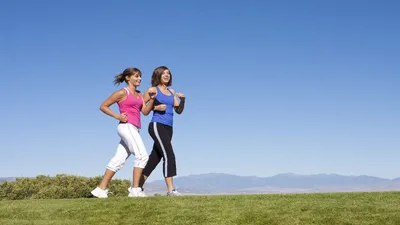 किस उम्र में रोजाना कितने कदम चलना होता है जरूरी  यही है फिट रहने का फंडा  fitness tips