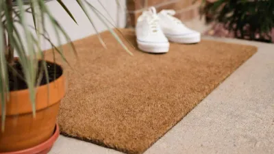 बारिश के मौसम में गंदा हो गया है पायदान  बगैर धोए साफ करने में मददगार हैं ये टिप्स  doormat cleaning tips