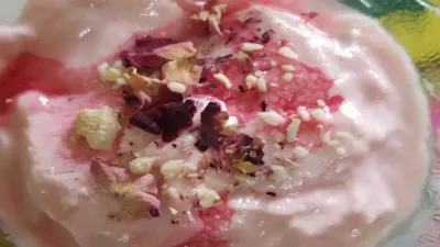 मीठा खाने का मन हो रहा है तो इस तरह बनाएं गुलाब श्रीखंड  rose shrikhand