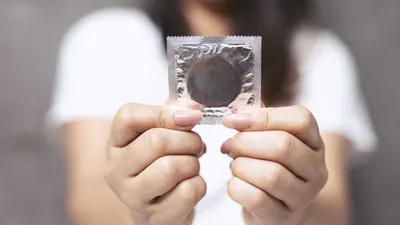 सेक्स करना आपकी भी जिम्मेदारी  यहां जानें फीमेल कंडोम क्यों और कैसे किया जाता है इस्तेमाल  female condom uses
