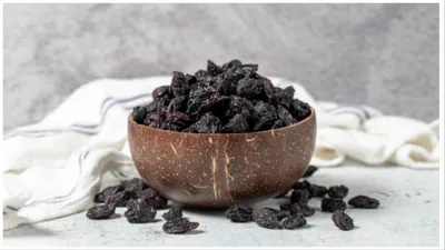 काली किशमिश का पानी है लड़कियों के लिए वरदान  जानें इसके अद्भुत फायदे  black raisin benefits