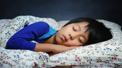 नींद में बिस्‍तर गीला कर देता है बच्‍चा  तो अपनाएं ये तरीके  kids bedwetting habit