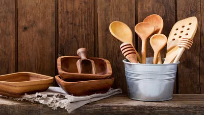 किचन में गंदे लकड़ी के बर्तनों को इन टिप्स से करें साफ  clean wooden utensils