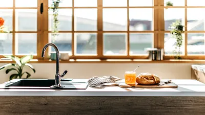 किचन की खिड़की हो गई चिपचिपी  तो इन टिप्स की मदद से करें साफ  kitchen hacks