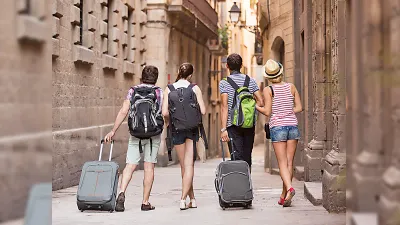 ग्रुप ट्रैवलिंग के 8 फायदे  group travel benefits