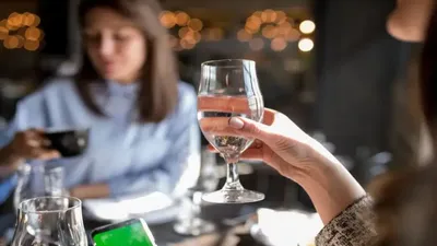 महिलाएं पी रही हैं शराब तो संभल जाएं  बढ़ सकता है दिल की बीमारी का खतरा  alcohol affect women health