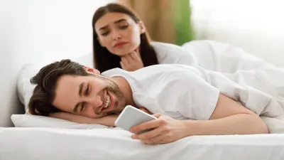 पति पत्नी के रिश्ते में सोशल मीडिया को ना बनाएं विलेन  social media effect on relationship
