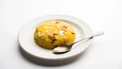 मीठे में कुछ अलग ट्राई करना चाहते हैं  तो बनाएं अनानास केसरी शीरा  pineapple kesari sheera recipe