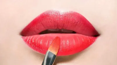 क्या लिपस्टिक लगाने के बाद नजर आते हैं होंठ फटे हुए तो इन टिप्स को जरूर करें फॉलो  lipstick applying tips