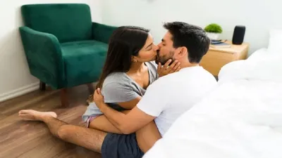 किस करने के क्या हैं फायदे और कैसे बनाएं अपनी पहली किस को यादगार  benefits of kiss