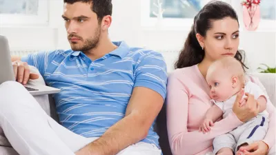 क्या बच्चा हो जाने से पति पत्नी के बीच हो जाता है प्यार कम  जानिए क्यों और कैसे लाएं दोबारा वो प्यार  married life after baby