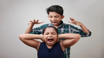 बच्चों में छोटे भाई या बहन के प्रति मनमुटाव को कैसे दूर करें  deal with sibling estrangement