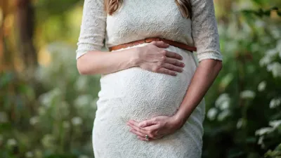 मेटरनिटी शूट में महिलाएं पहने ये खास ड्रेस  फोटो में दिखेगा जलवा  maternity photoshoot