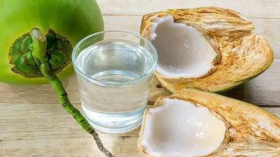 नारियल पानी  वजन घटाने में करता है मदद  coconut water benefits