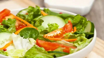 leftover salad  बचे हुए सलाद से बनाएं 5 स्वादिष्ट डिशेज़