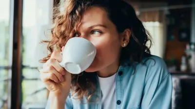 क्या खाली पेट कॉफी पीनी चाहिए  आइए जानें  health tips