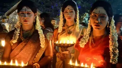 केरल में अनोखे अंदाज में मनाया जाता है ये त्यौहार  पुरुष लेते हैं स्त्री का रूप  chamayavilakku festival