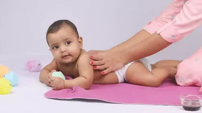 तेल मालिश दे बेबी को संपूर्ण विकास  baby oil massage