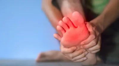 पैरों में होता है सुई चुभने जैसा एहसास या जलन तो इन उपायों से मिलेगा आराम  remedies for burning feet