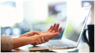 लगातार टाइपिंग के करने से कलाई में होता है दर्द  तो इन उपायों से मिल सकती है राहत  wrist pain exercises