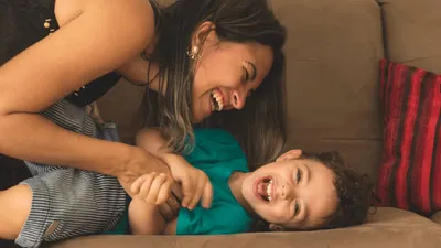बच्‍चों को गुदगुदाना पड़ सकता है भारी  ये 5 समस्‍याएं जानकर रह जाएंगे हैरान  tickling is harmful for kids