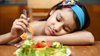 अगर खाने में नखरे दिखाता है बच्चा तो आजमाएं ये टिप्स  child tantrums in eating