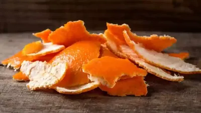 अगर आप भी है डैंड्रफ से परेशान  तो संतरे के छिलके का करें इस्तेमाल पल भर में दूर होगी समस्या  orange peel for hair