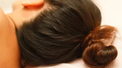 सोते वक्त बालों को बांध कर सोने से मिलते हैं ये 4 गजब फायदे  आज ही जानें  tie hair benefits