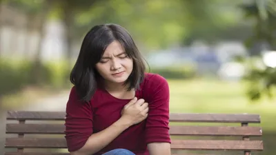हार्ट अटैक आने से पहले दिखते हैं खास लक्षण  दीजिए ध्यान और रहिए स्वस्थ  signs of heart attack