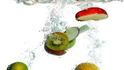 जानिए फलों को खाने से पहले भिगोना कितना सही  कितना गलत   washing fruits