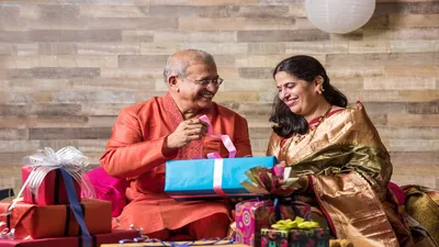 माता पिता की शादी की 50वीं सालगिरह इस तरह बनाएं खास  anniversary celebration