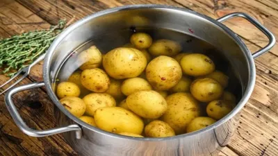 इन ट्रिक्स को अपनाकर सिर्फ पांच मिनट में उबालें आलू  instant potato boil tips