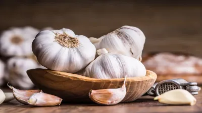 हेल्थ के लिए बहुत काम के हैं लहसुन के छिलके  फेंकने की गलती ना करें  uses of garlic peel