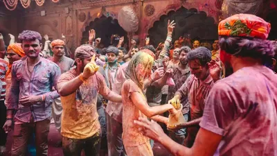 विदेशों में भी मनाई जाती है रंग बिरंगी होली  world holi celebrations