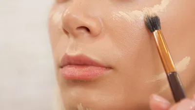 एक्ने को छुपाने के लिए ऐसे करें परफेक्ट मेकअप  makeup tips on acne