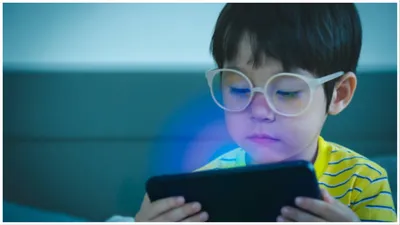 बच्चे का बढ़ता स्क्रीन टाइम बन सकता है विकास में बाधा  रिसर्च में प्रूफ  screen time linked to developmental delays