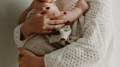 क्या नींद की कमी हो सकती है बच्चे की इरीटेशन का कारण   जानिए नई मॉम्स बच्चे की बेहतर नींद के लिए क्या करें   tips for new moms for child s better sleep
