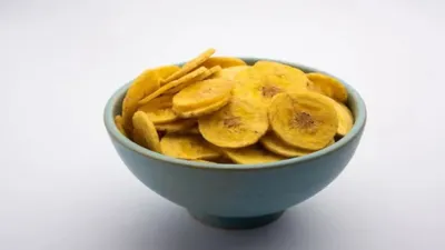 केले के क्रिस्पी चिप्स बनाने के लिए इन 4 टिप्स को करें फॉलो  banana chips recipe