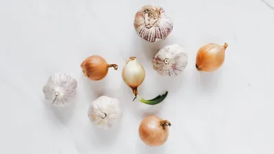 सफेद बालों को काला करने में असरदार है लहसुन और प्याज का रस  इस तरह करें प्रयोग  garlic and onion juice for hair